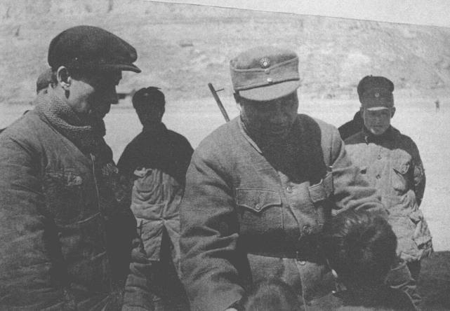 1946年刘少奇、朱德在延安