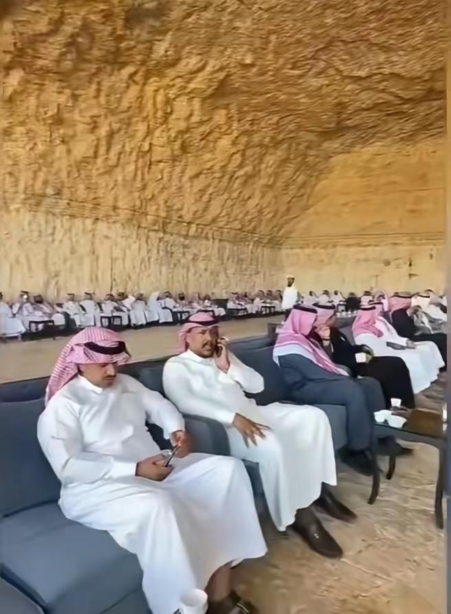 伊朗的导弹还真是厉害，波斯湾旁边的王爷们都只能跑到山洞里去议事了。

伊朗导弹威