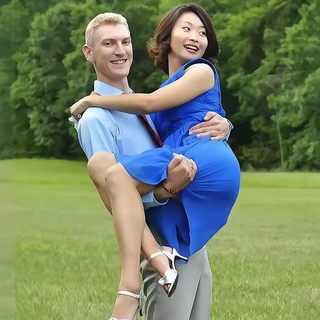 父亲是亿万富翁，母亲是著名主持人。她没有靠父，母走捷径。选择了一条自己想走的路。