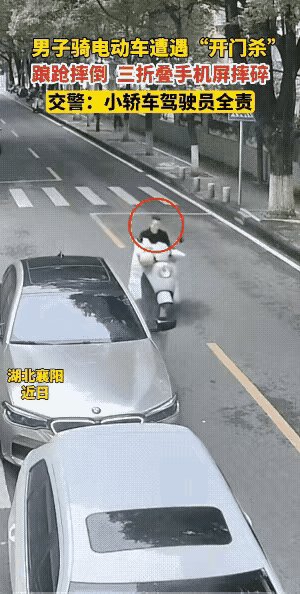 男子车门撞到了人，男子下车后，首先看看车门子受损情况，并没有首先去看被撞到的这个