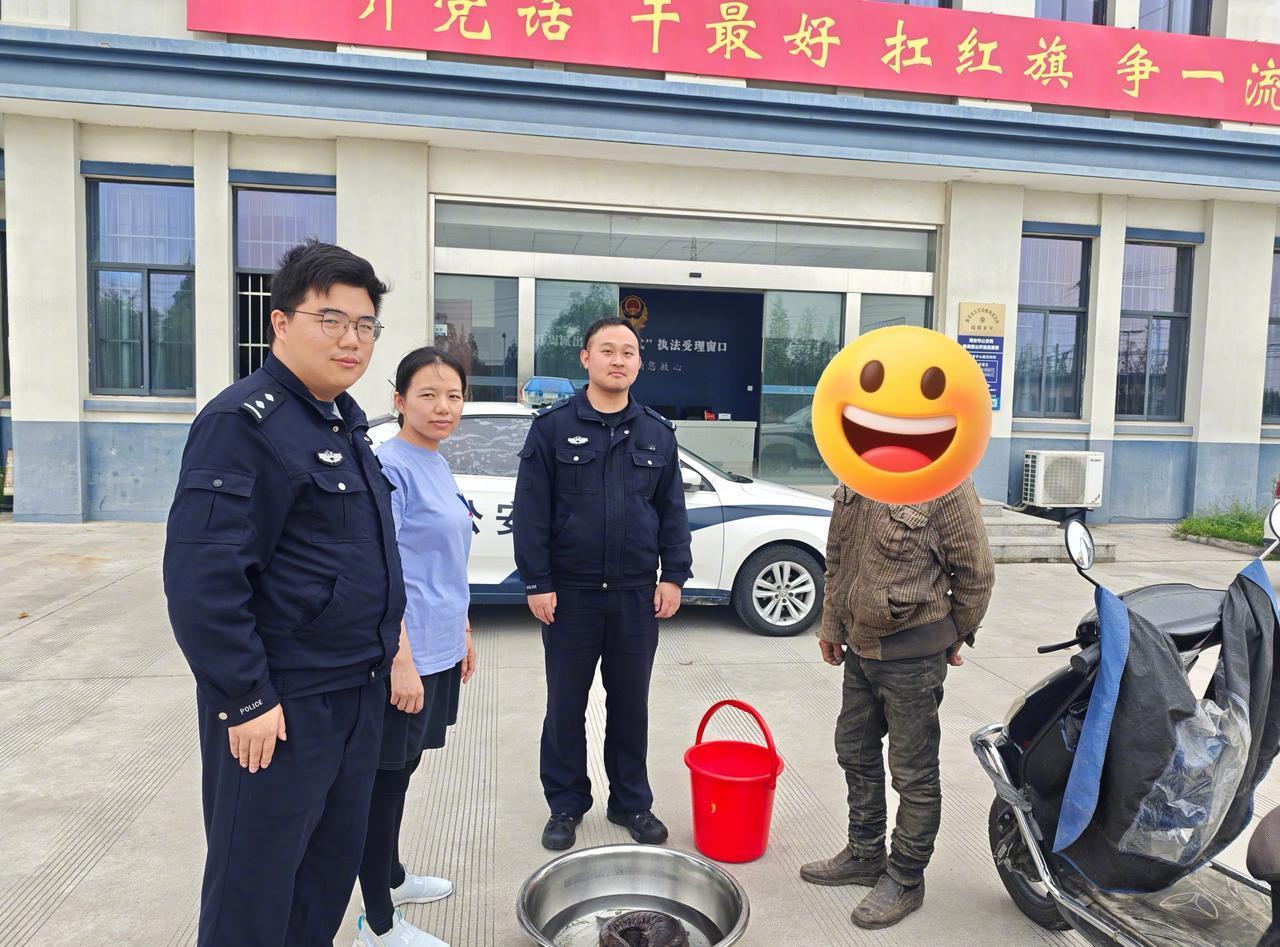 【捞鱼捞到“怪鱼”？王大爷这波操作满分！】4月17日中午，海安市雅周镇张垛村王大