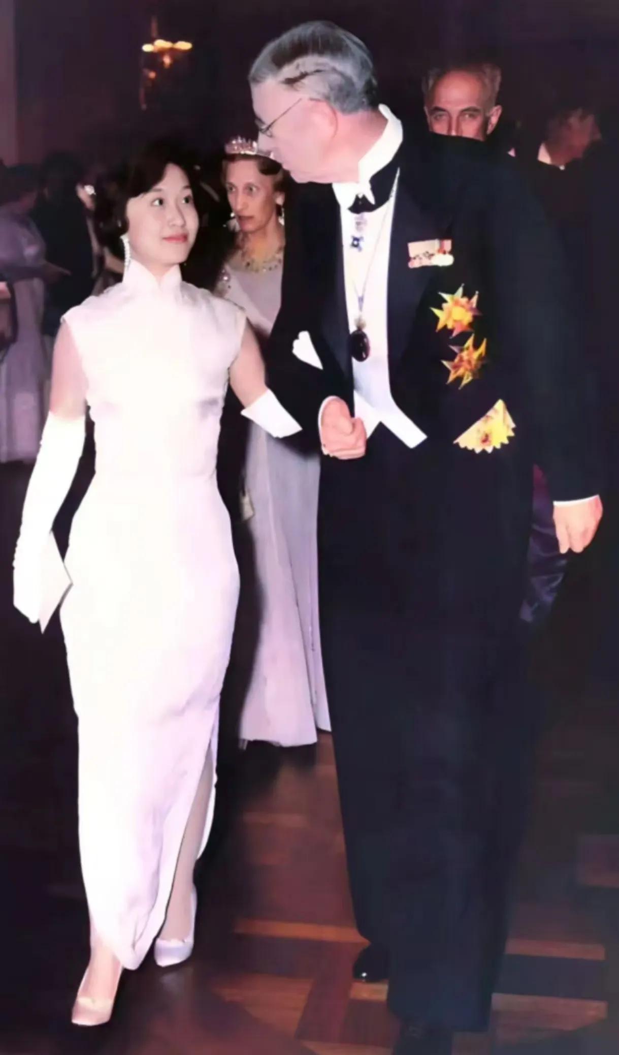 1957年杨振宁获得诺贝尔物理学奖，杨振宁和原配夫人杜致礼二人前往瑞典斯德哥尔摩