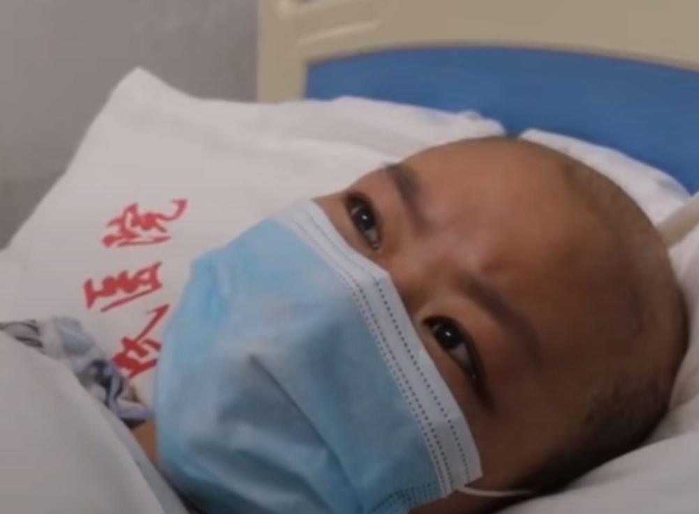 河南，女儿病危，她紧紧抓住父亲的手不放，然后断断续续地说：“爸爸，家里不是还有个