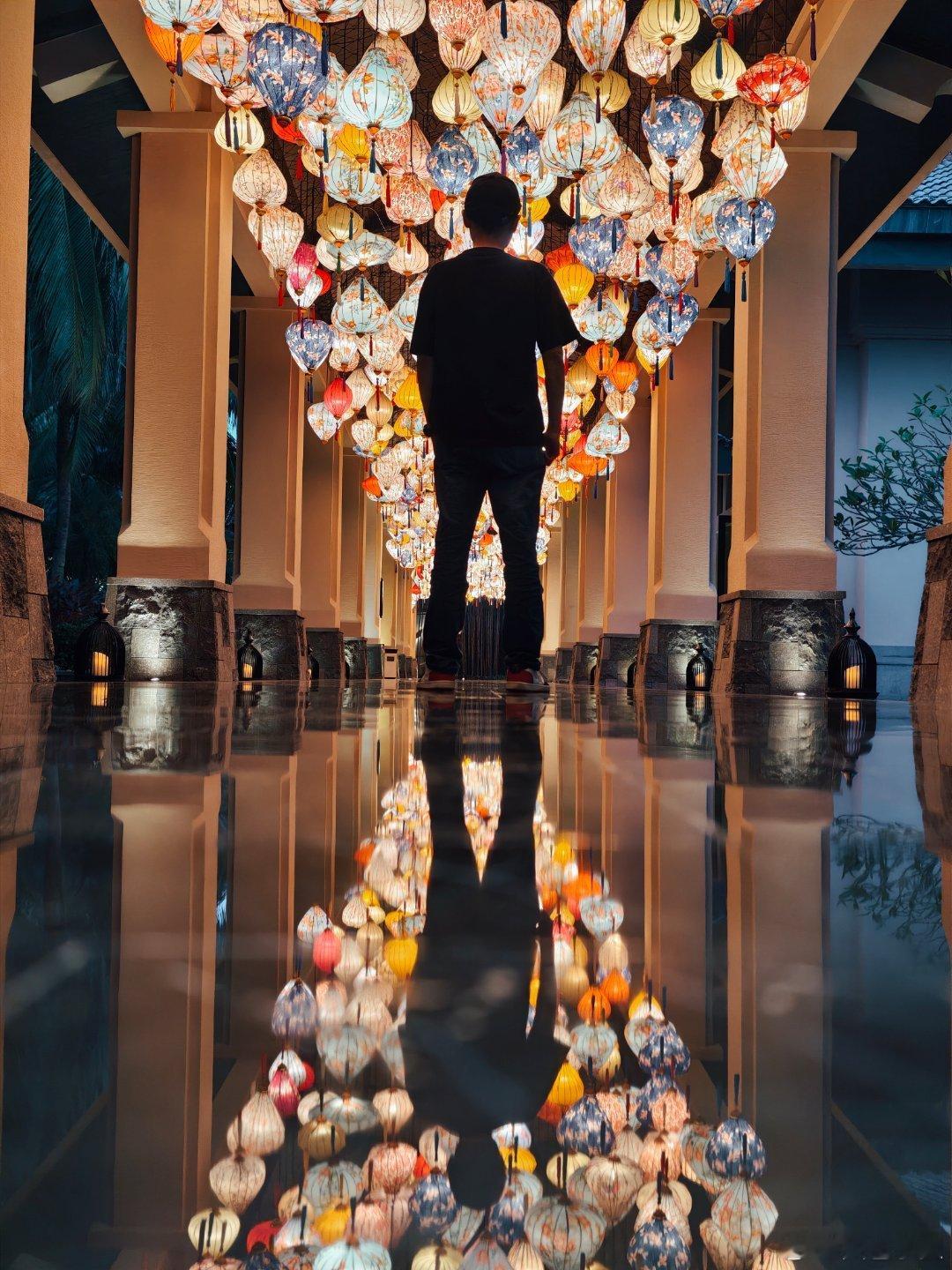 这个倒影有点意思，一路繁花，且歌且行。自从用了VIVO，感觉生活多了好多色彩。 