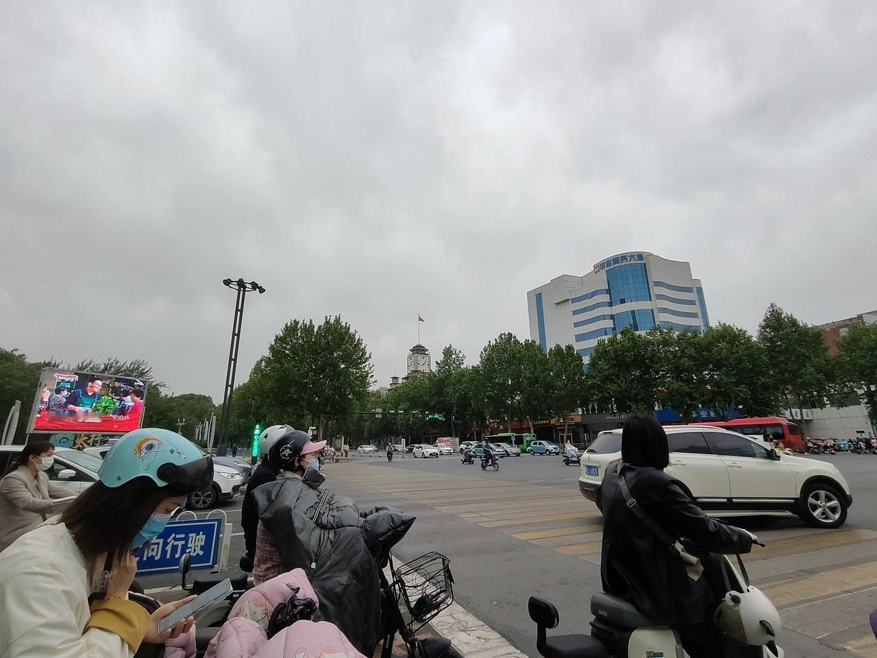 今天清晨邢台这座城市被乌云所笼罩着，一大早我起床后送孩子上学的路上看到街头行色匆