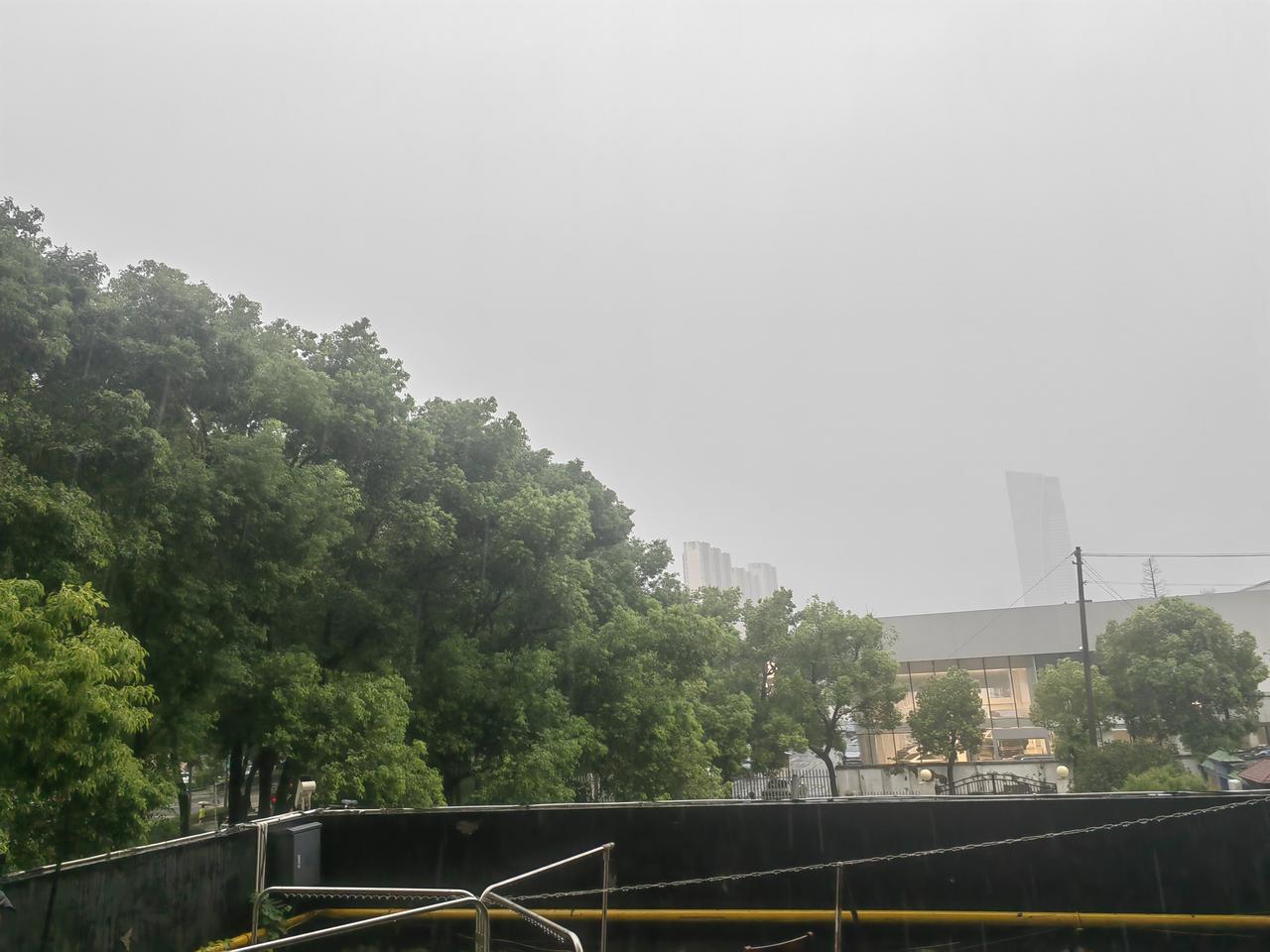 秋雨秋雷，是秋天独特的景象。它其实是常见自然现象，秋天季节转换，冷暖空气交替频繁
