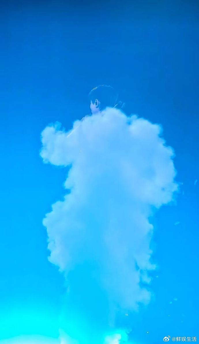张杰被拍成了云中的angel 张杰什么时候换的这身张杰深圳演唱会舞美巧思满分，一