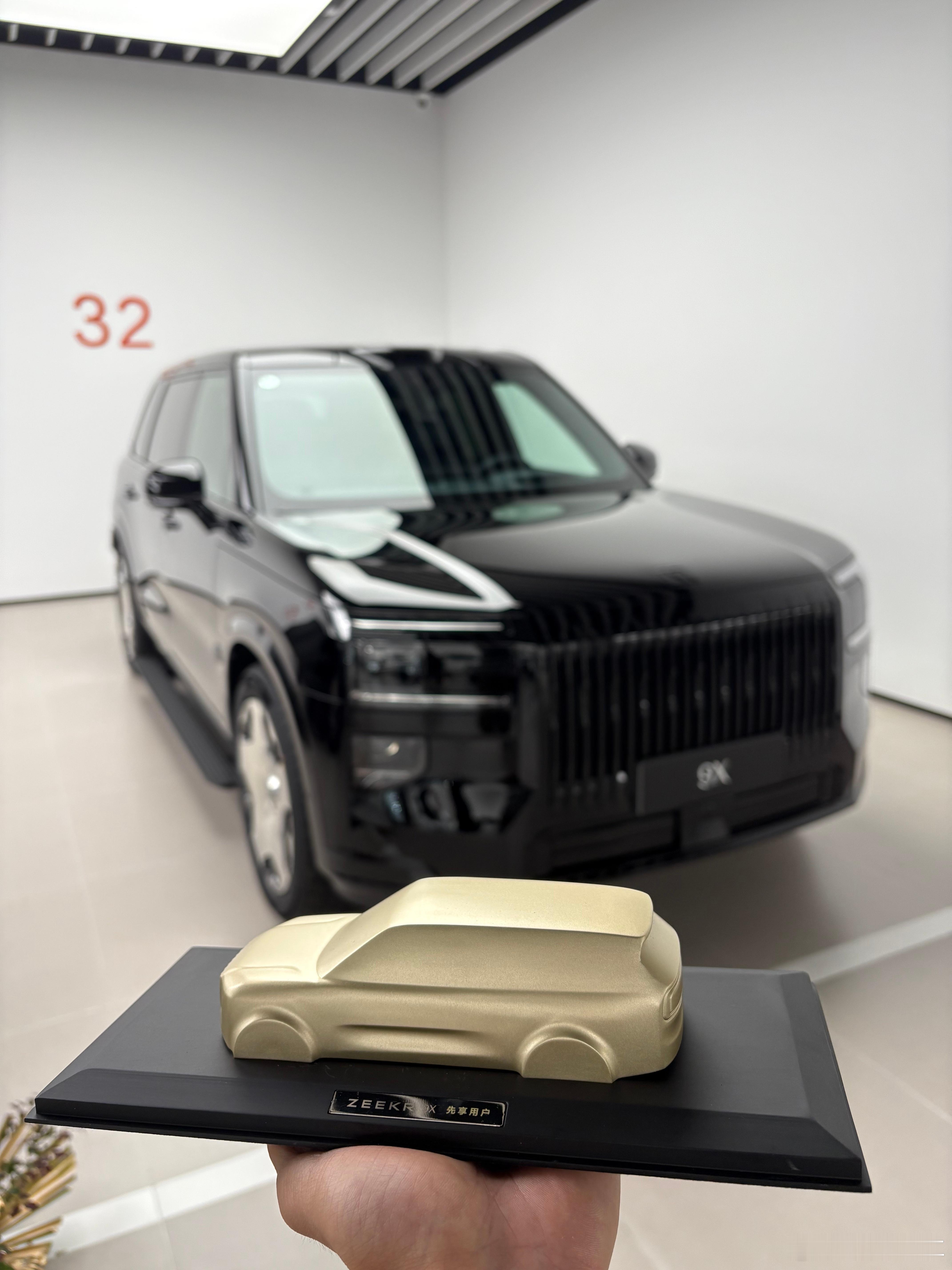 极氪[超话]国内第一批极氪9X交车，不得不说极氪在豪华感方面拿捏的真好。 ​​​