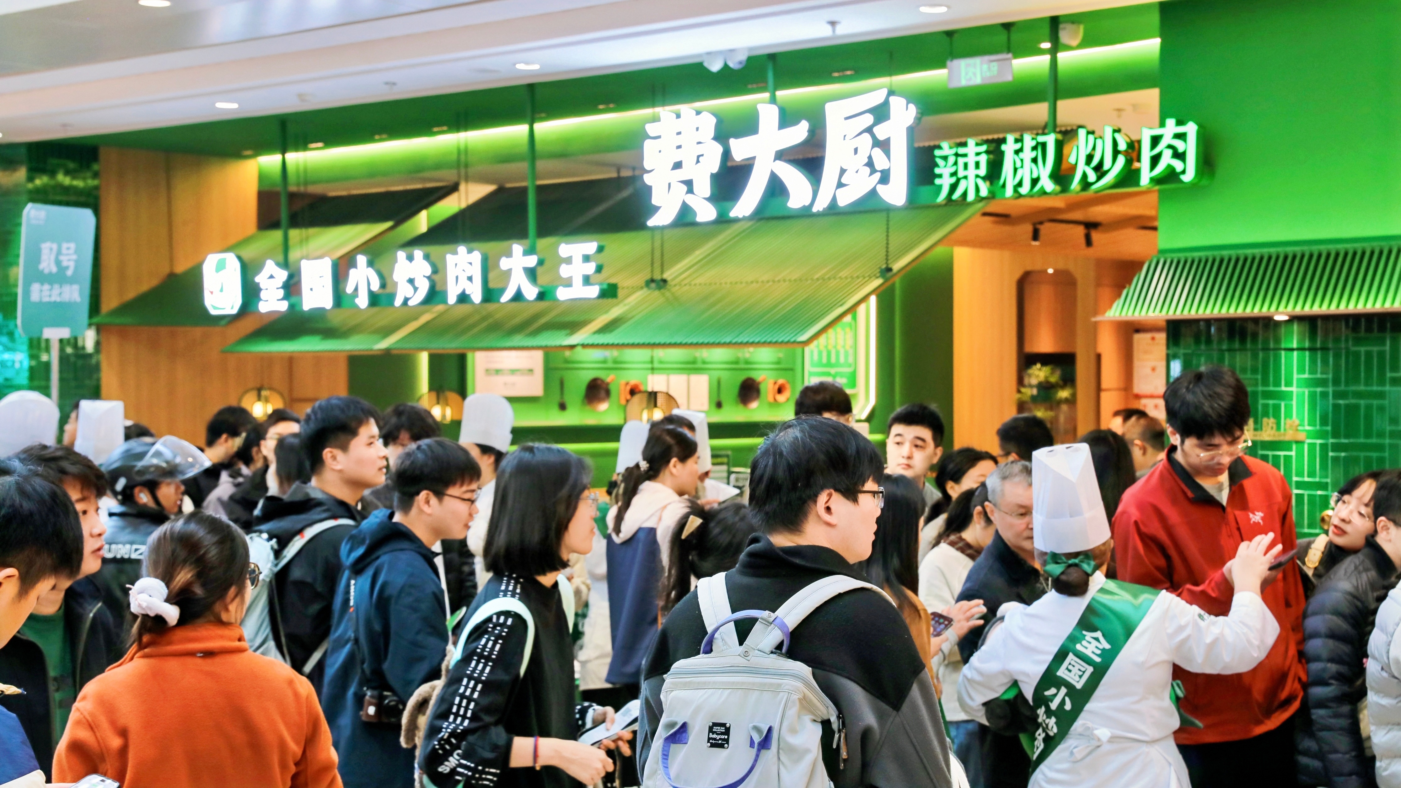 南京首店来了！开业第一天就彻底火出圈，排队排到拐弯，乌泱泱的人群直接把商场变成了