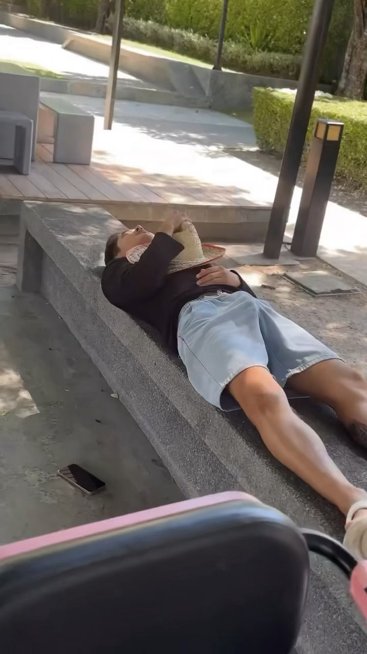 路边偶遇午睡新疆大盘鸡！很大方！ 