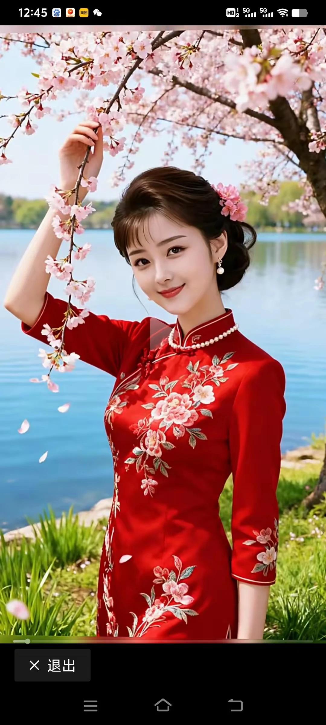 鲜花盛开满院红，
姑娘花下展芳容。
双眸含情心欢畅，
嫣然一笑若春风。