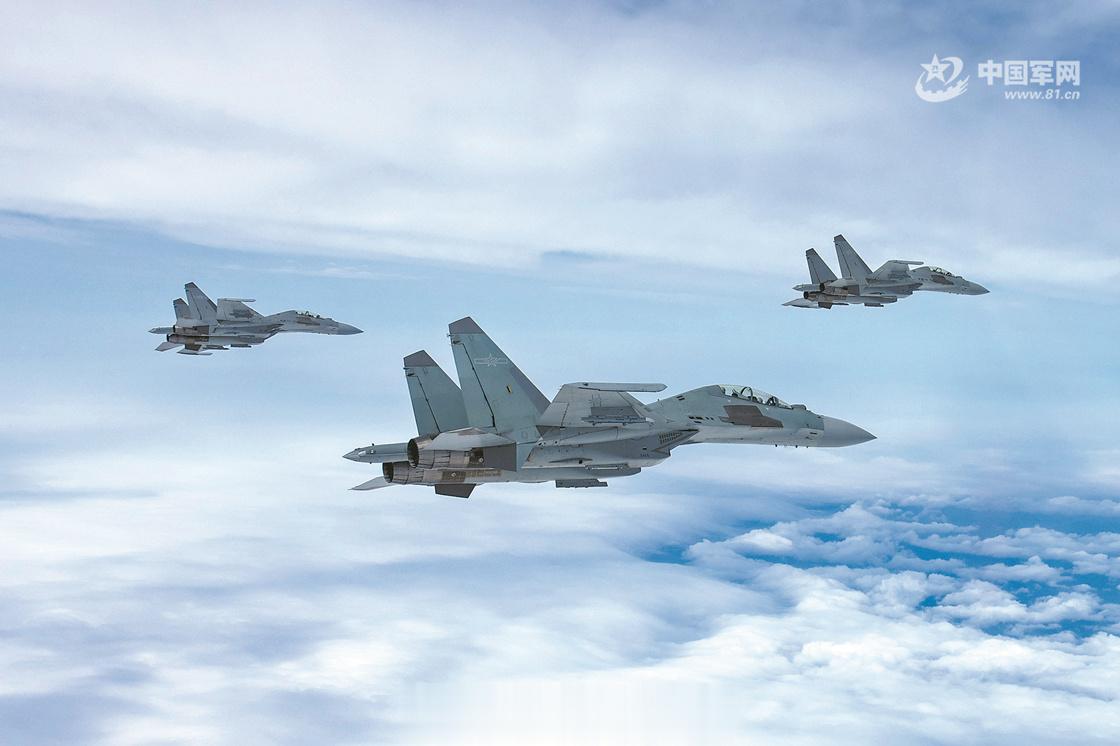 #空军在线[超话]#7月底，空军航空兵某旅组织实战化训练。图为战机编队飞行。 ​