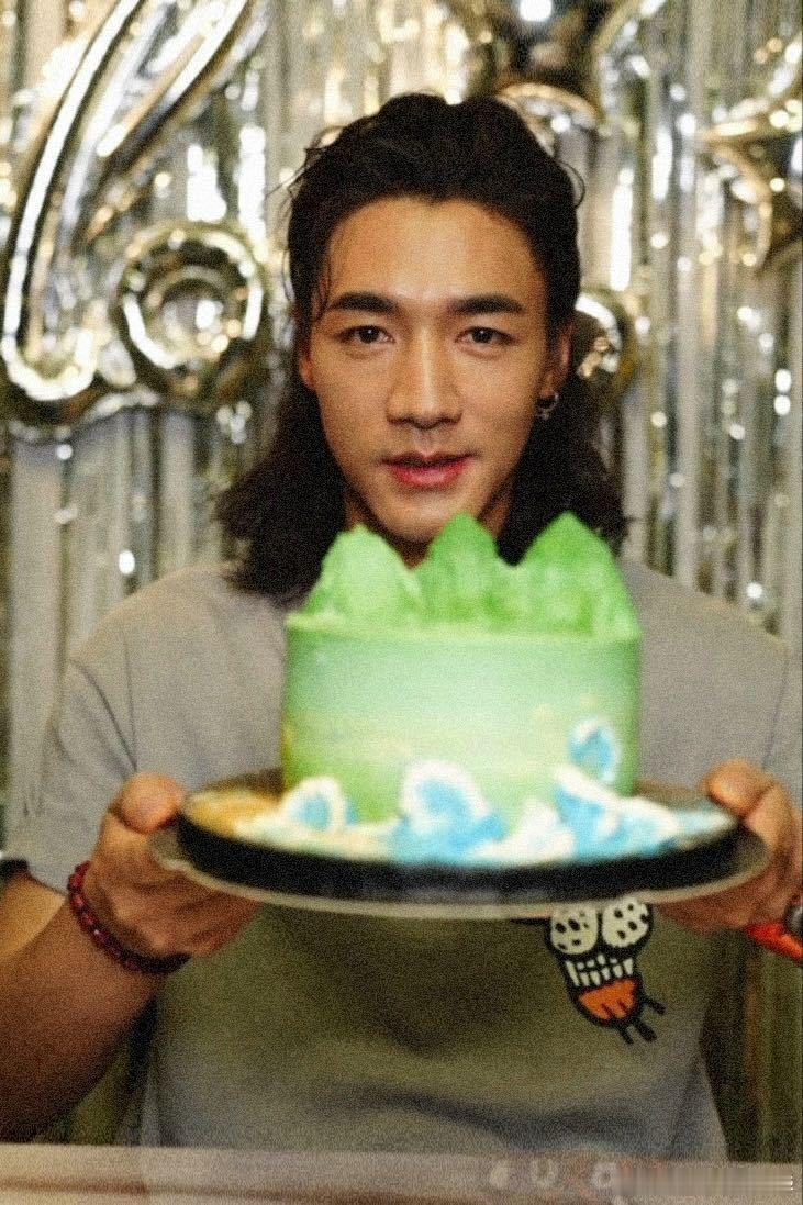 此沙的长寿面被吐槽像马吃的 天呐，此沙直播这长寿面绝了，“牛奶胡萝卜荞麦面”组合