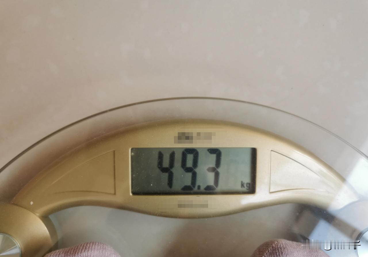 过年这几天，体重减了1.7kg。

今早（初五）称49.3kg，年前二十八称51