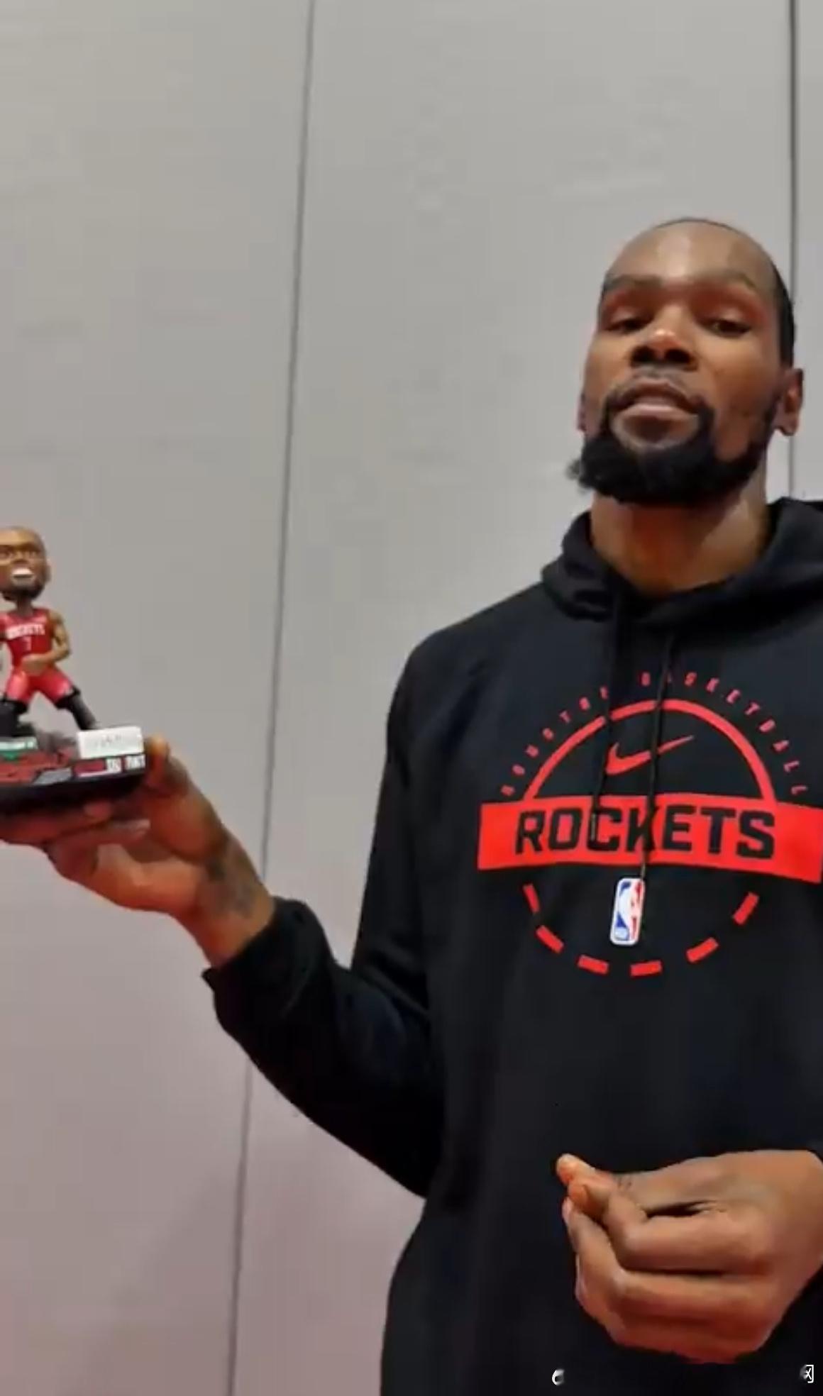 今天去主场看球的前3000个球迷（也就是入场的前六分之一球迷）都会得到kd的一个