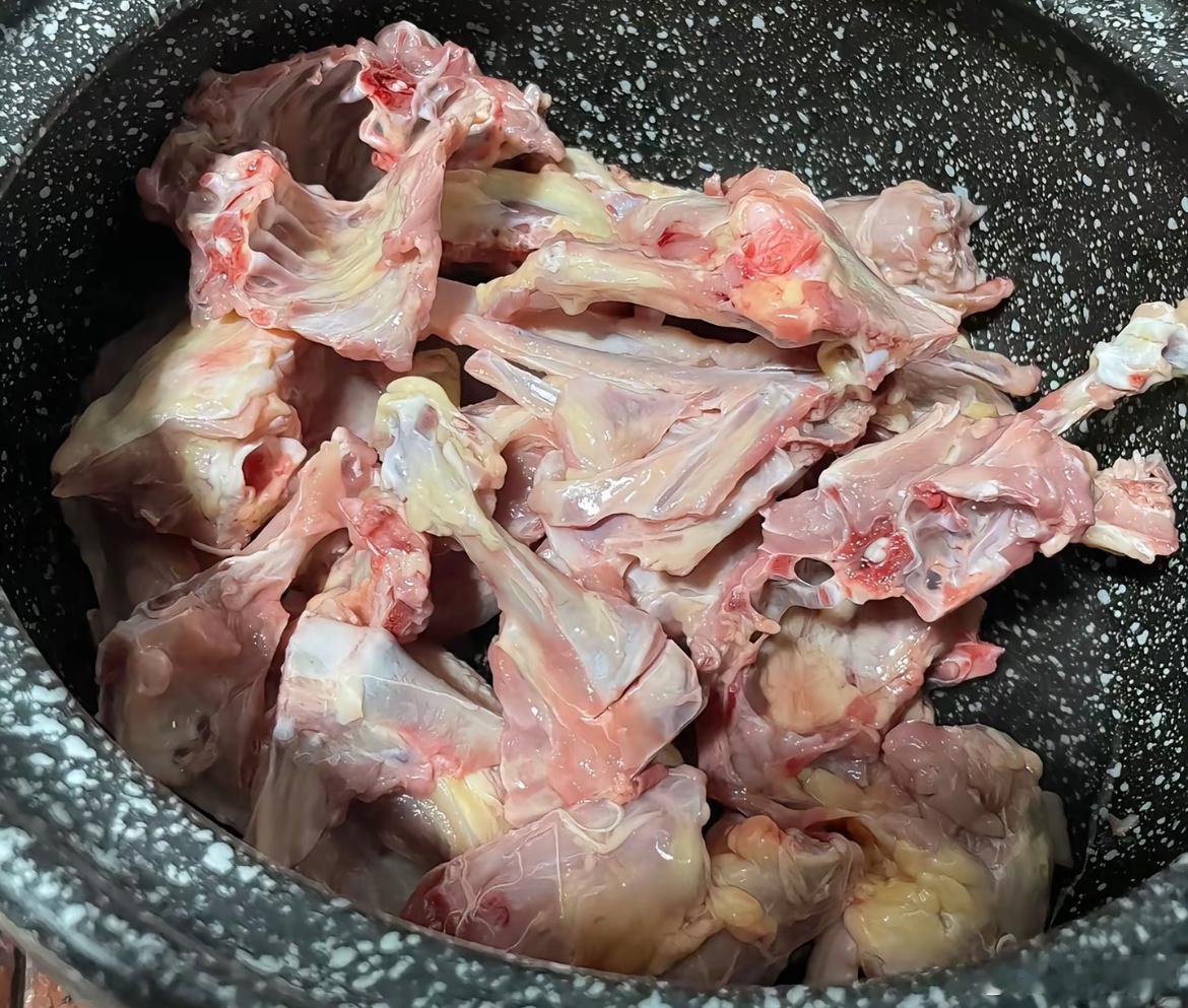 一直不理解鸡架这种食物鸡架在南方一般就是大食堂或者饭店煲汤打底用的边料然后还有很