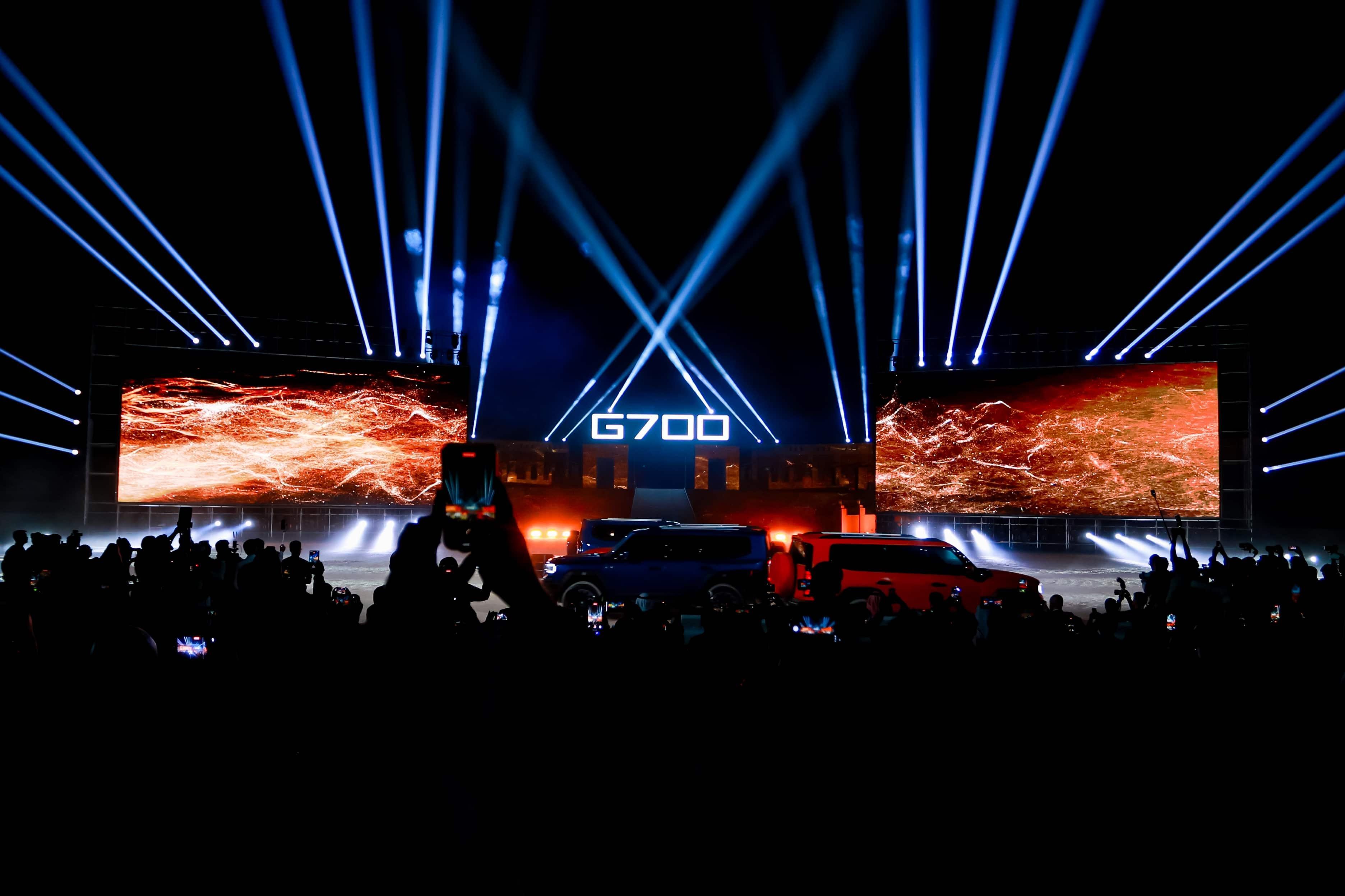 与传奇并肩，重塑豪车格局。 纵横G700在迪拜发布会现场搞了个“致敬通道”，路虎