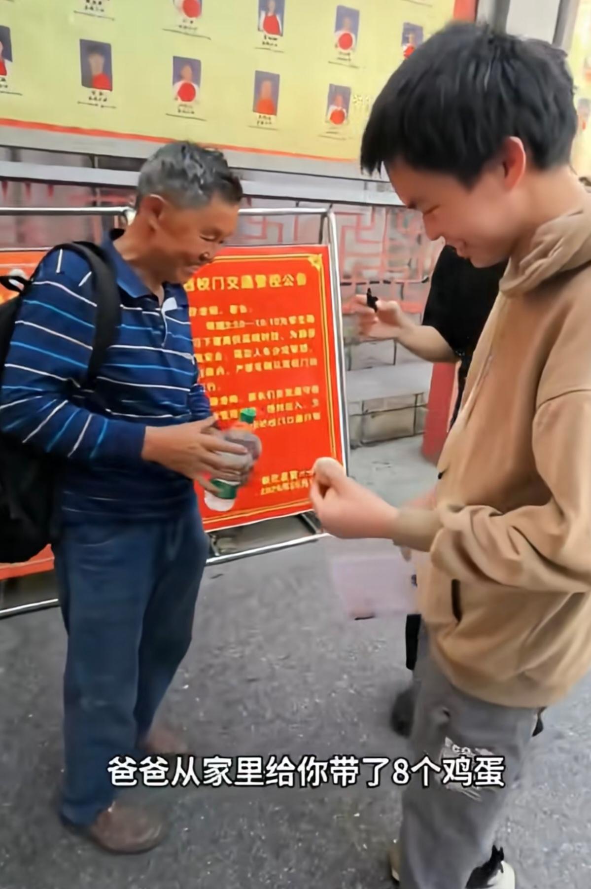 说实话，每年高考考场外都很热闹。有鲜花，有横幅，有穿旗袍的，大家都在用自己的方式