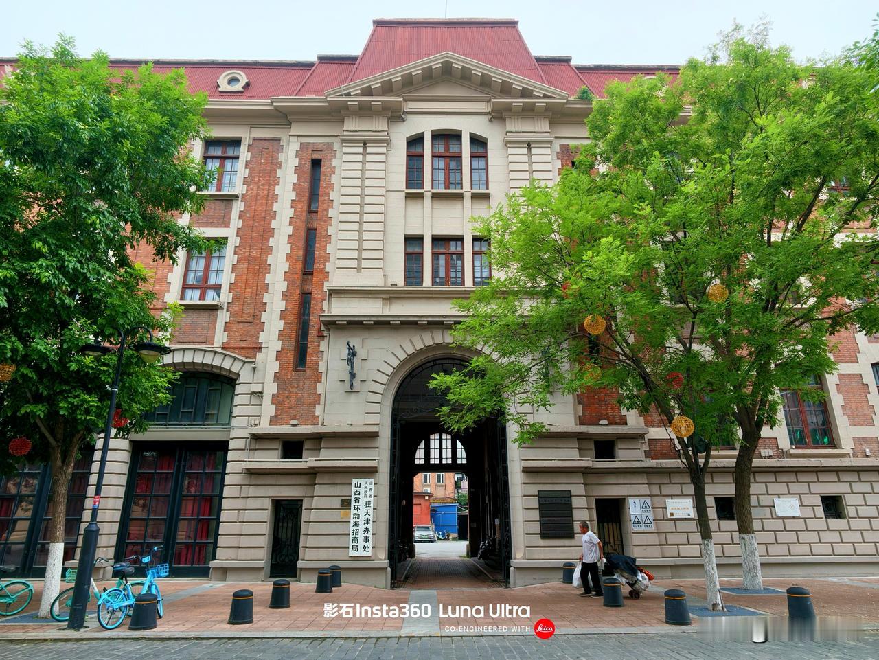 随手拍解放北路西式建筑。解放北路，素有“东方华尔街”之称。沿街西式古典建筑鳞次栉