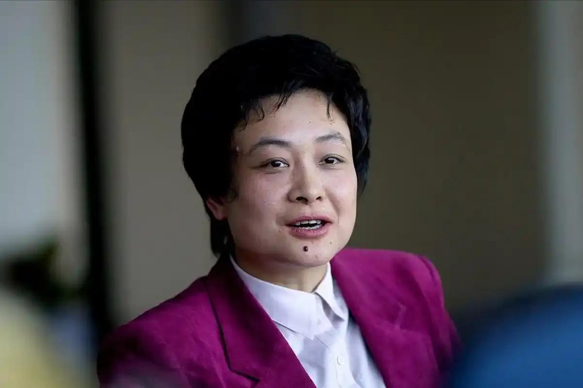 61岁何智丽想回上海养老，在大阪独居26年，护照上的名字仍是“小山智丽”，然而回