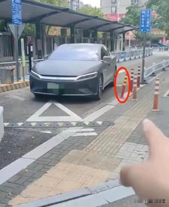 什么？一根塑料警示柱竟然被索赔900元？可网上明明才卖七块五！司机说我自己买一根