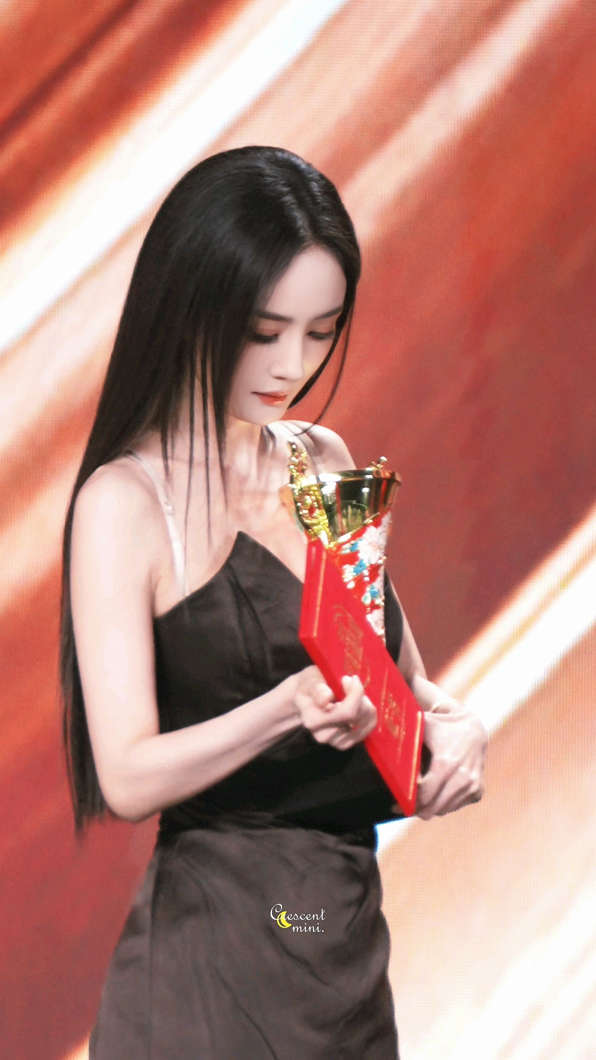 杨幂白玉兰场刊《2025年杨幂迎来艺术生涯全新高峰》好优秀