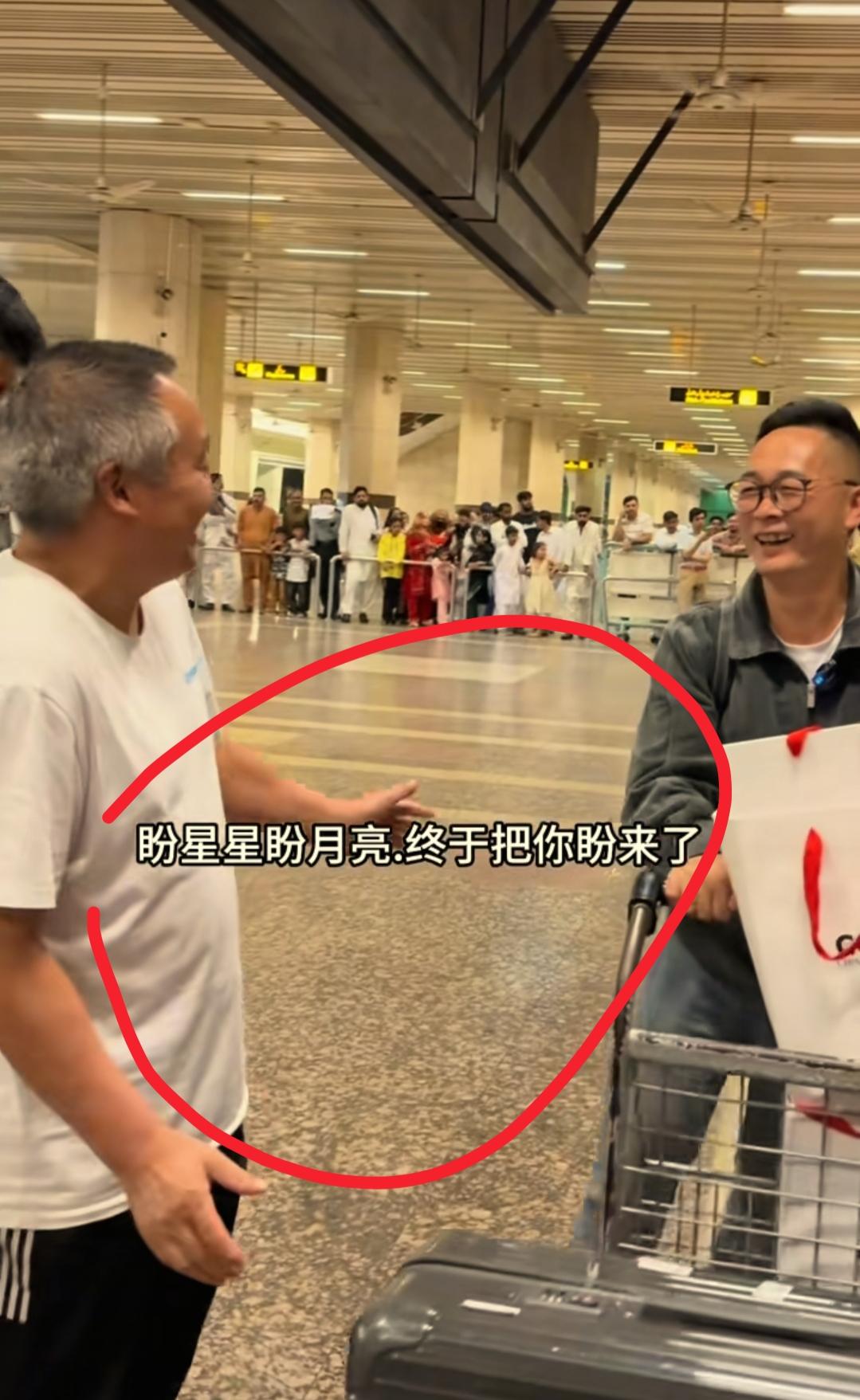 萨拉曼妻子已经很难再自然怀孕了？
原因很简单，不是因为身体不行，也不是因为没钱治