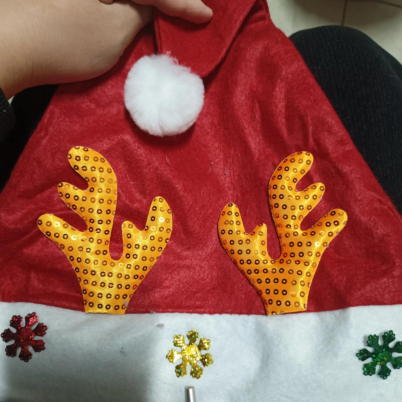 今天厂里免费发的圣诞🎄帽子，发了咱就收，反正戴着可爱暖和。