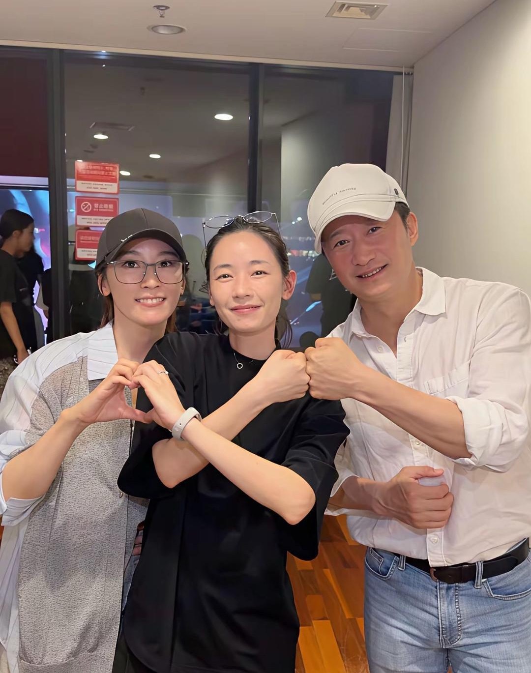 谢霆锋的演唱会嘉宾阵容强大！除了女朋友王菲来捧场，原来还聚集了这么多娱乐圈的知名