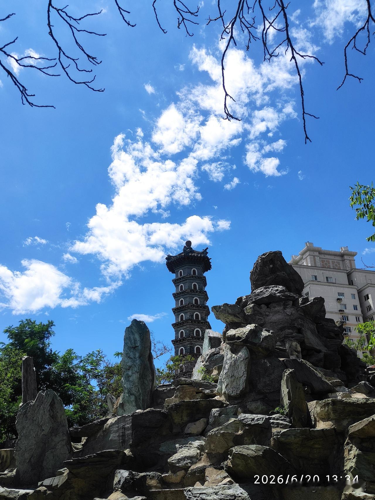 雨过天晴，又是蓝天白云，风景太美了。
雨后去人民公园遛弯，美丽的景色令人陶醉。小