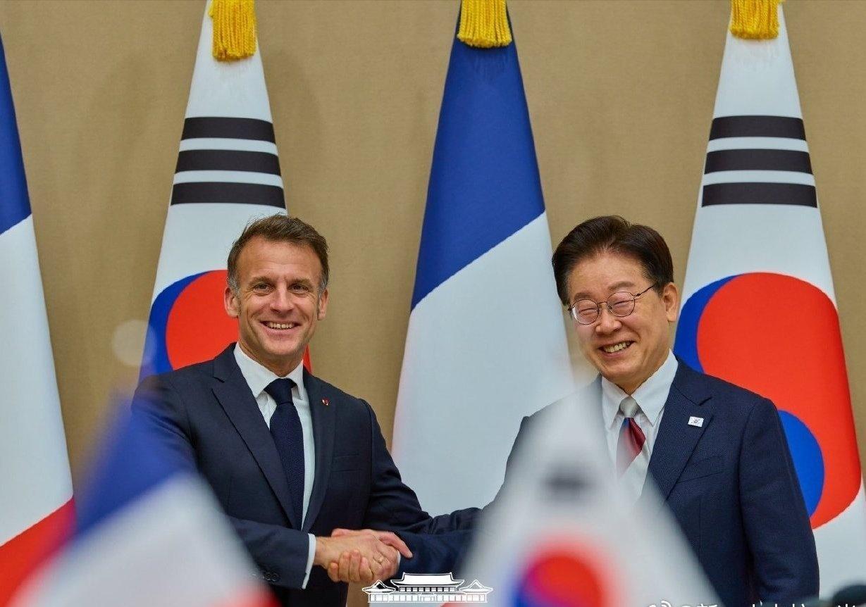 韩国法国发表联合声明！

马克龙说：我们决不能成为两个霸权大国的附庸，我们不能受