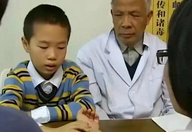 2010年，年仅10岁的刘尚瑾在上海一家中医馆内坐诊，现场挤满了人，刘尚瑾是老中