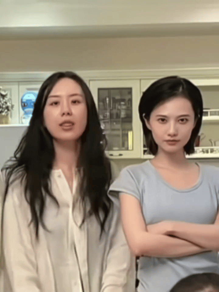 原来就姜珮瑶旁边就是Lumi早春晴朗Lumi和姜珮瑶同框妥妥的宝藏彩蛋！看了无数