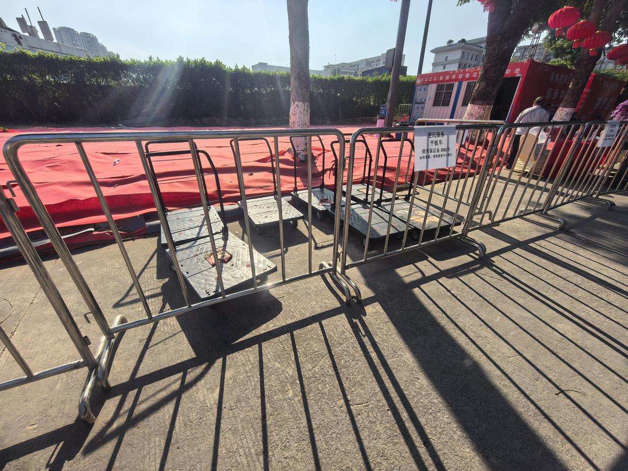 今年花市还是挺人性化，有推车租借服务，不知道是不是天气问题，热得商家都不想呆了，