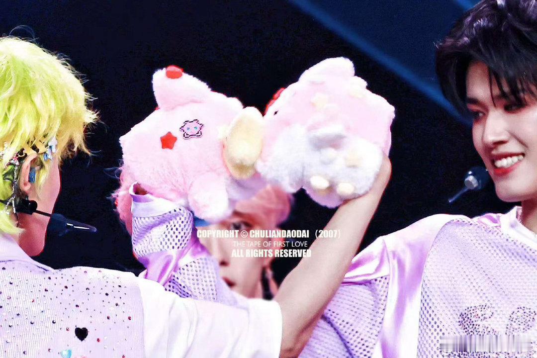 极禹没有双人舞台 向来适配度超高的两人，舞台互动极具张力，这次缺席双人合作让人遗