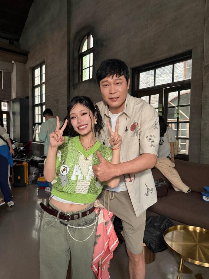万妮达晒五哈合照鹿晗拉布布话筒挂件哈哈哈哈哈 万妮达晒照好公平，每人两张。鹿晗裤