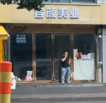杭州坑人理发店被立案查封现场，有壮汉进出！

站在店门口穿黑衣打电话的，就是这家