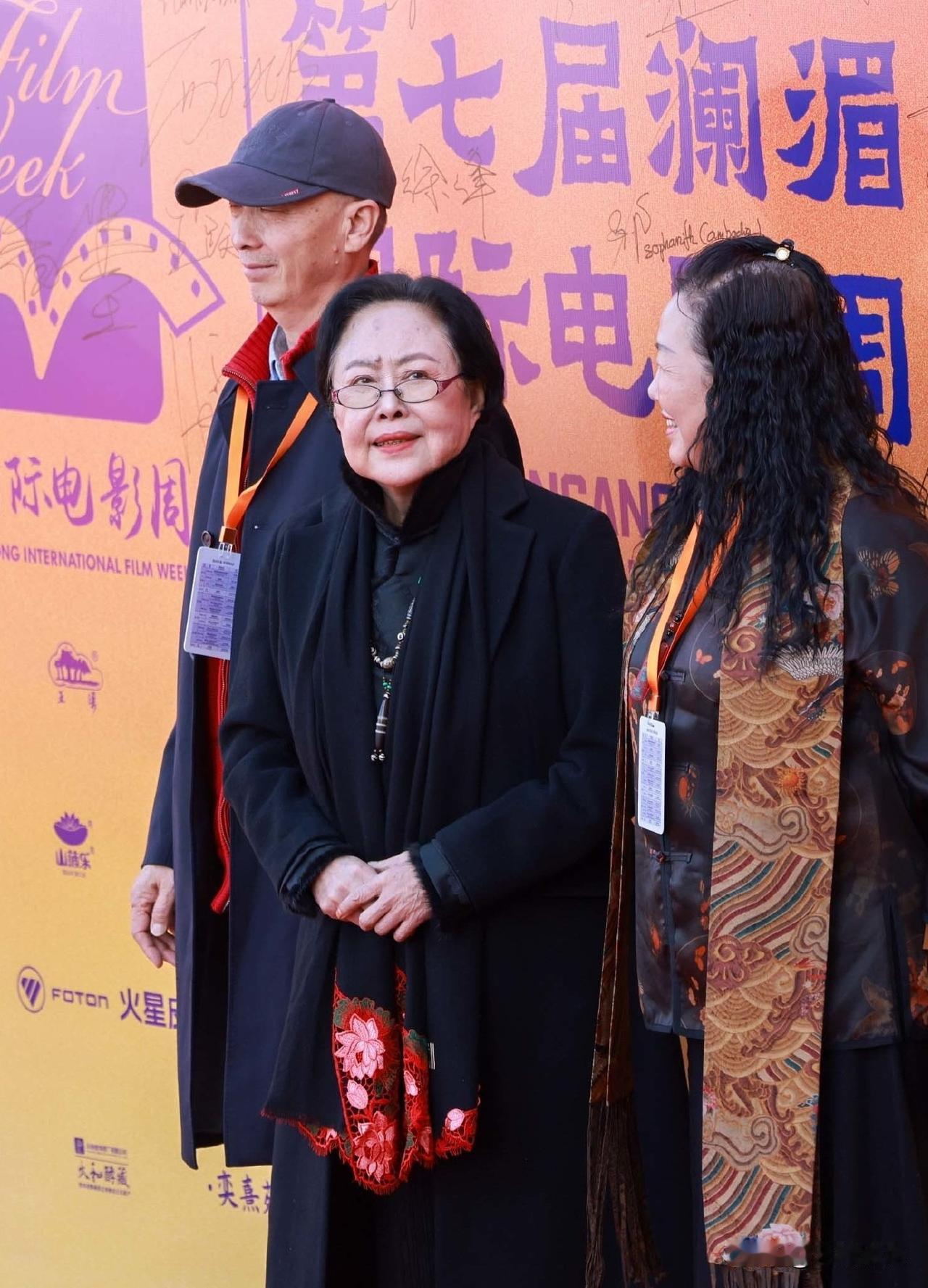 近日，75岁的斯琴高娃出现在第七届澜湄国际电影周活动现场。
她一袭黑色服装，虽然