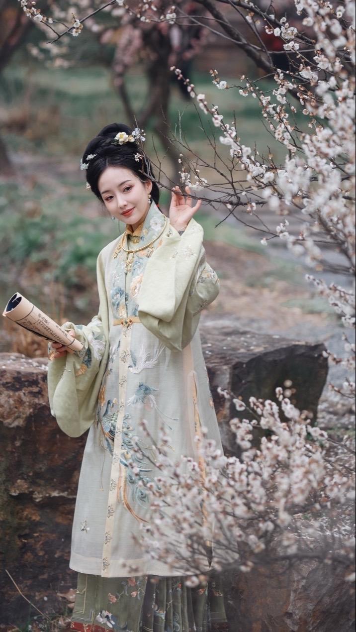 昨日看花花灼灼，今朝看花花欲落春色正好