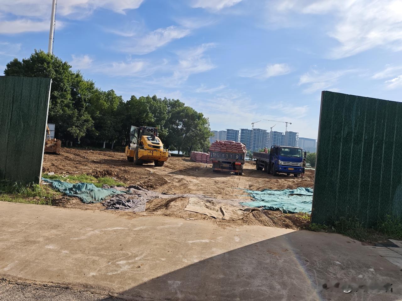 图书馆对面的这块地动工了，有小伙伴知道这是要干啥么？