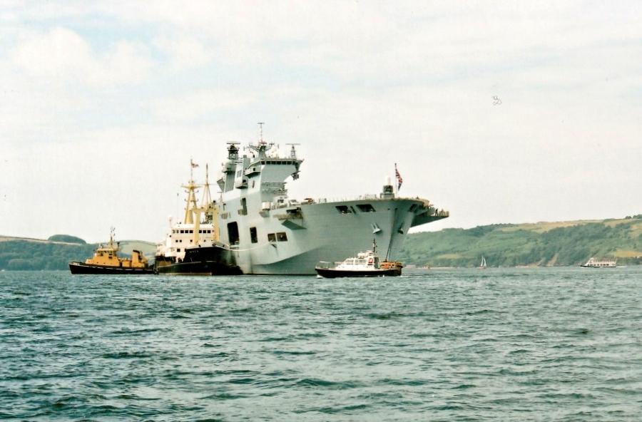 2003年夏天，作者“WarshipsIFR” 租用了一艘小船，驶入普利茅斯湾（