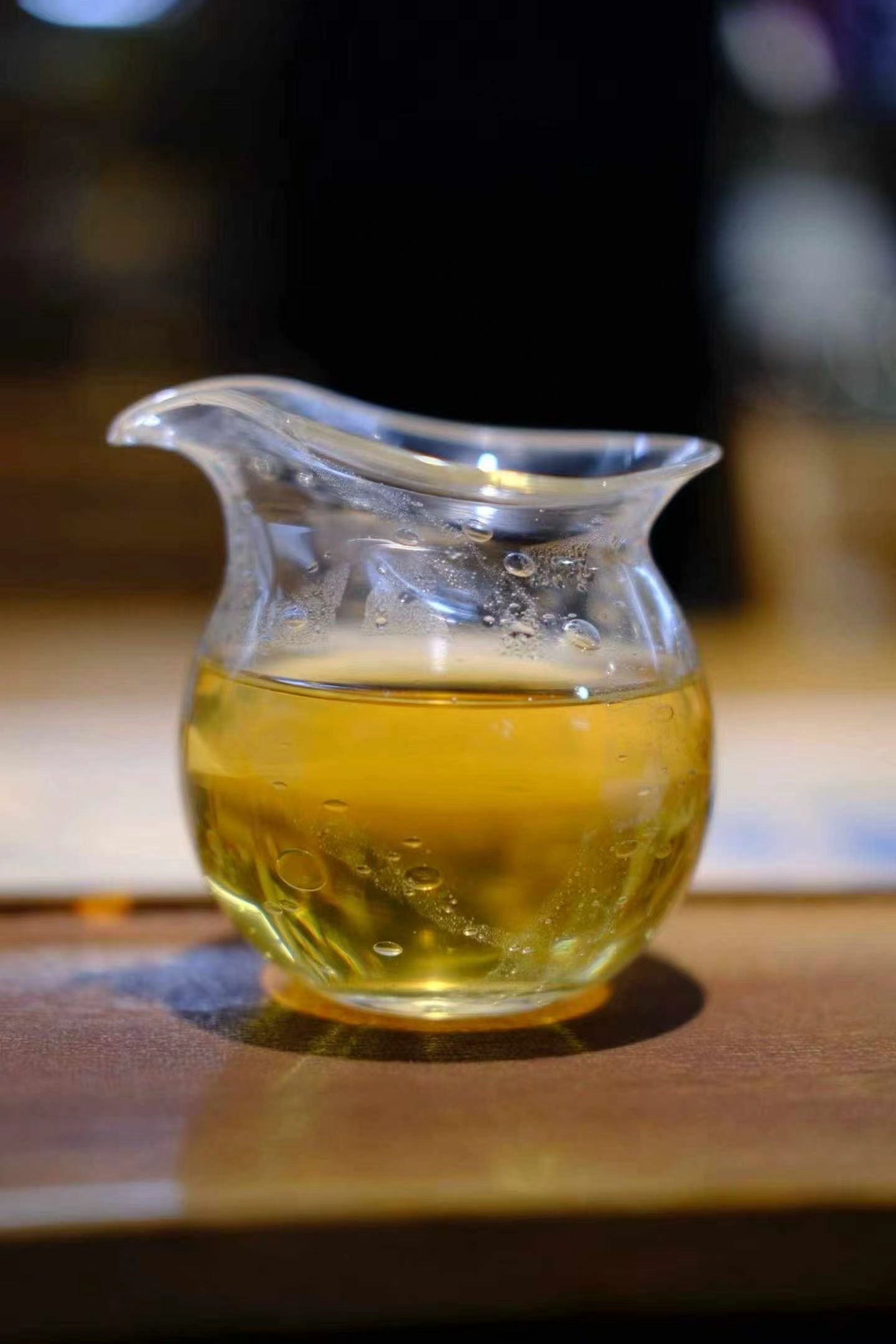 品茶赏器交友  茶汤告诉你，喧嚣之外还有一个你，我们一定需要把日子过成生活，而不