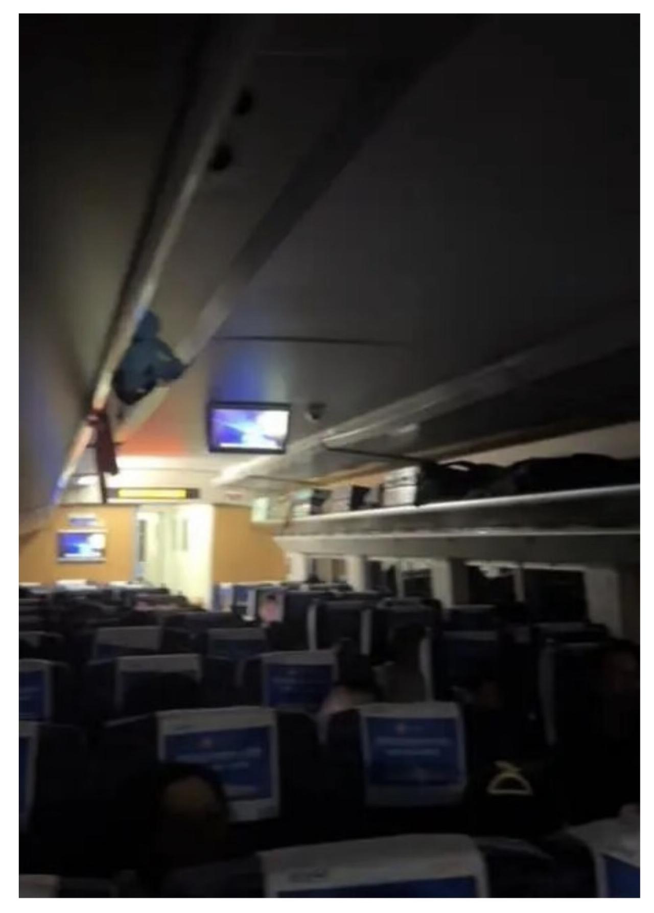 突发事件！

5月30日，发往深圳的D1804次列车，行驶至贺州隧道内时突发意外