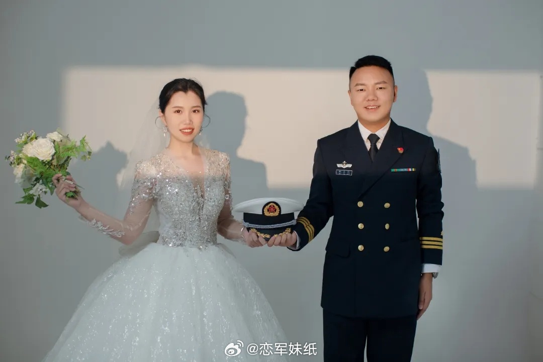 #军恋[超话]#你知道你和星星有什么区别吗?星星在天上你在我心里 ​​​