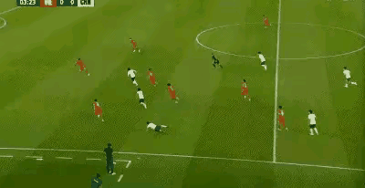 蒯纪闻的这次1v4带球突破，结结实实的给越南U23队员上了一课，越南队员只有陪跑