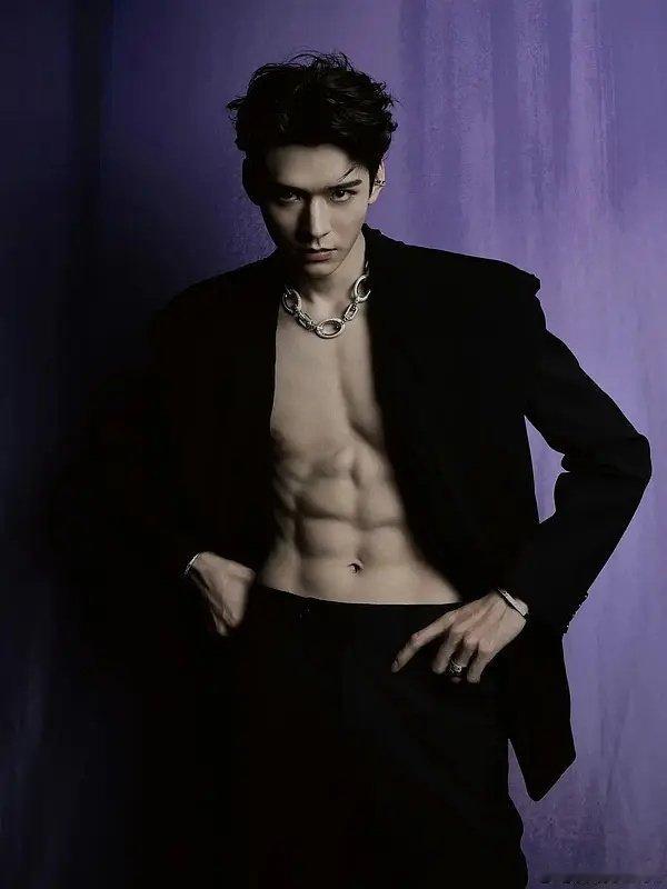 龚俊这次的杂志真的有点太帅了！这身材！ ​​​