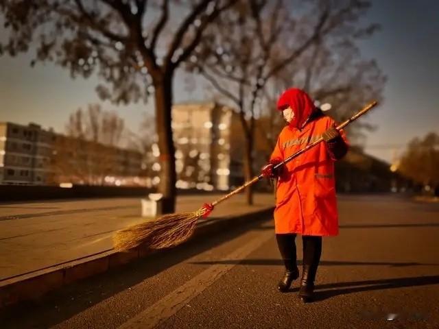 李佳考上研究生劈开了她33年沉闷而重复的人生。

很多人第一反应是“励志”，但如