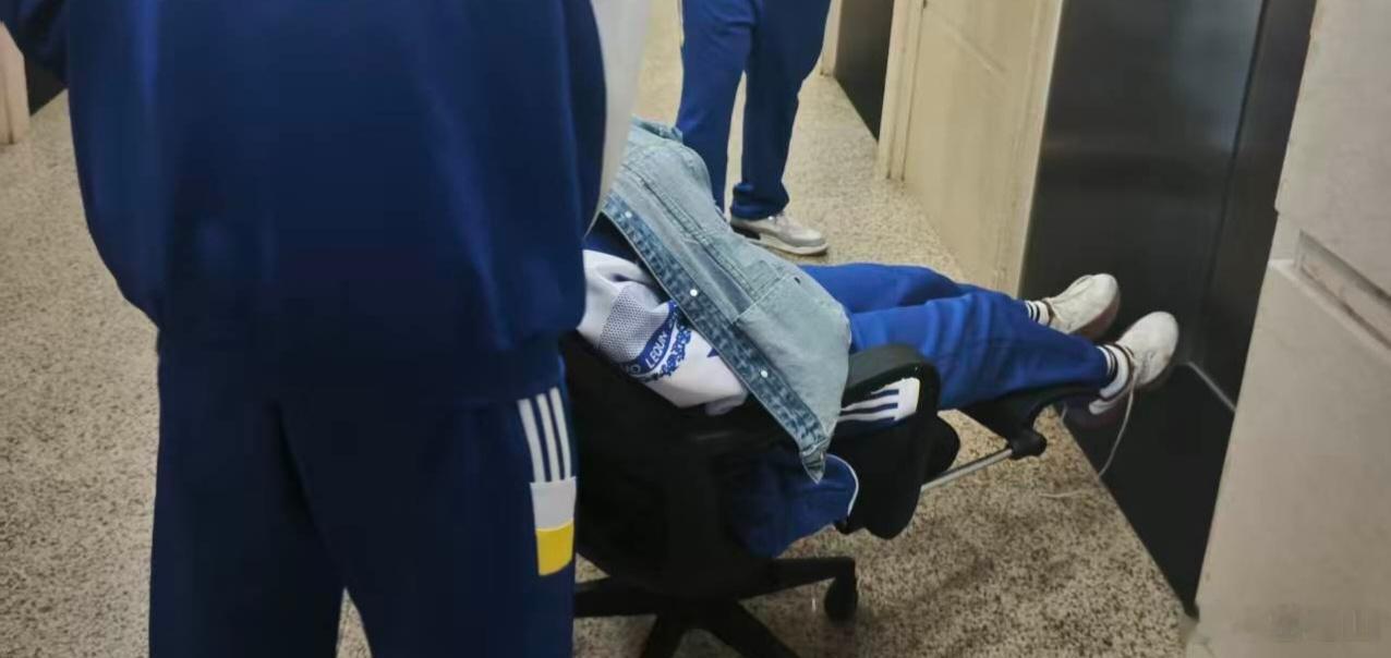 闺女在学校脚崴了，被同学们这样推着去教室上课了[笑cry][允悲] ​​​