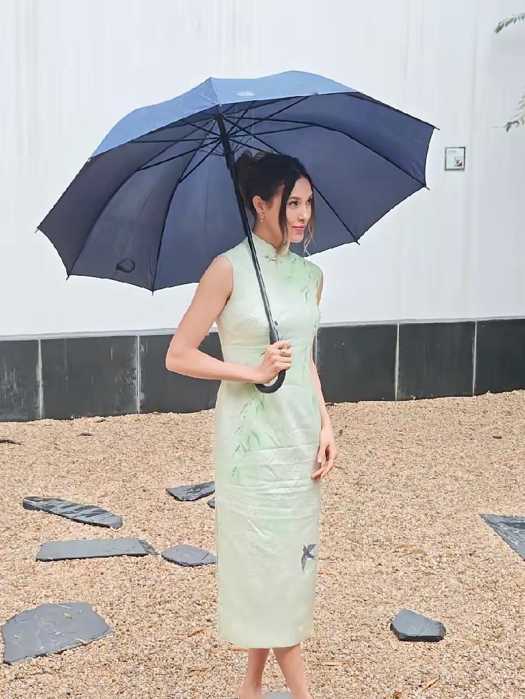 谷爱凌现身苏州博物馆参观，市委书记亲自接待，好有排面！
镜头下的谷爱凌身穿浅绿色