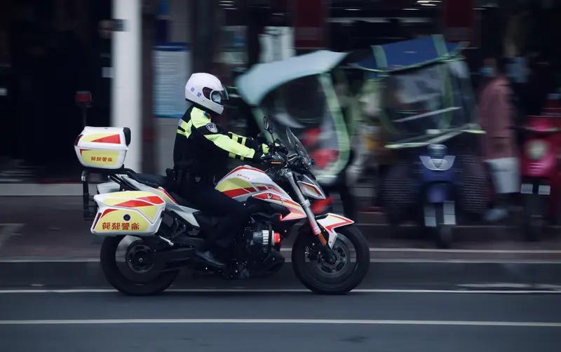 6岁男孩挨揍后报警抓妈妈，民警上门全程憋笑又认真办案。妈妈：一时没忍住，就把他扔